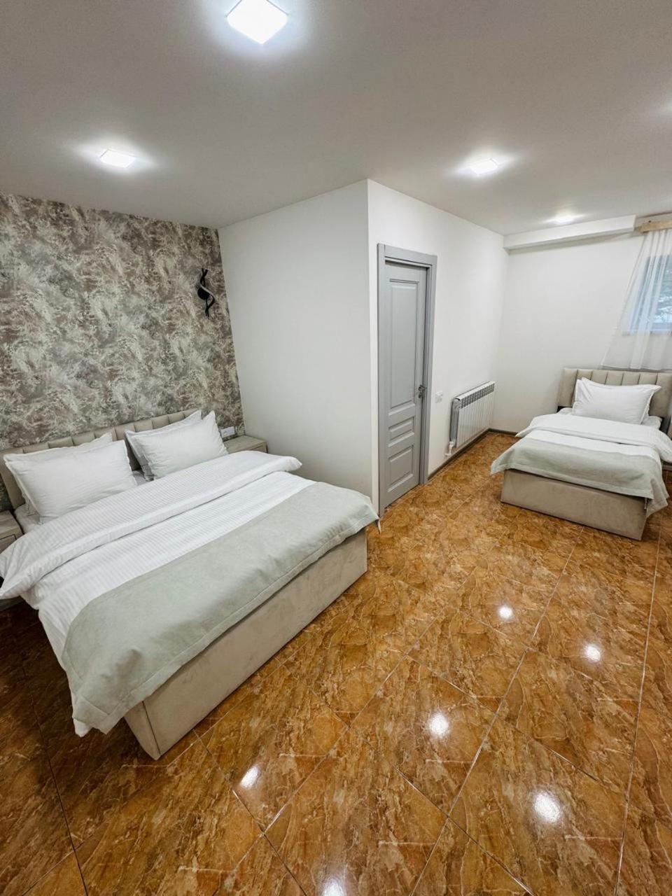 Hotel Lux Plaza P'arak'ar Exterior foto